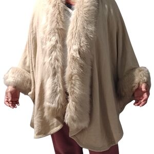 Dolcecabo Chic Beige Fur-Trimmed Women's Poncho